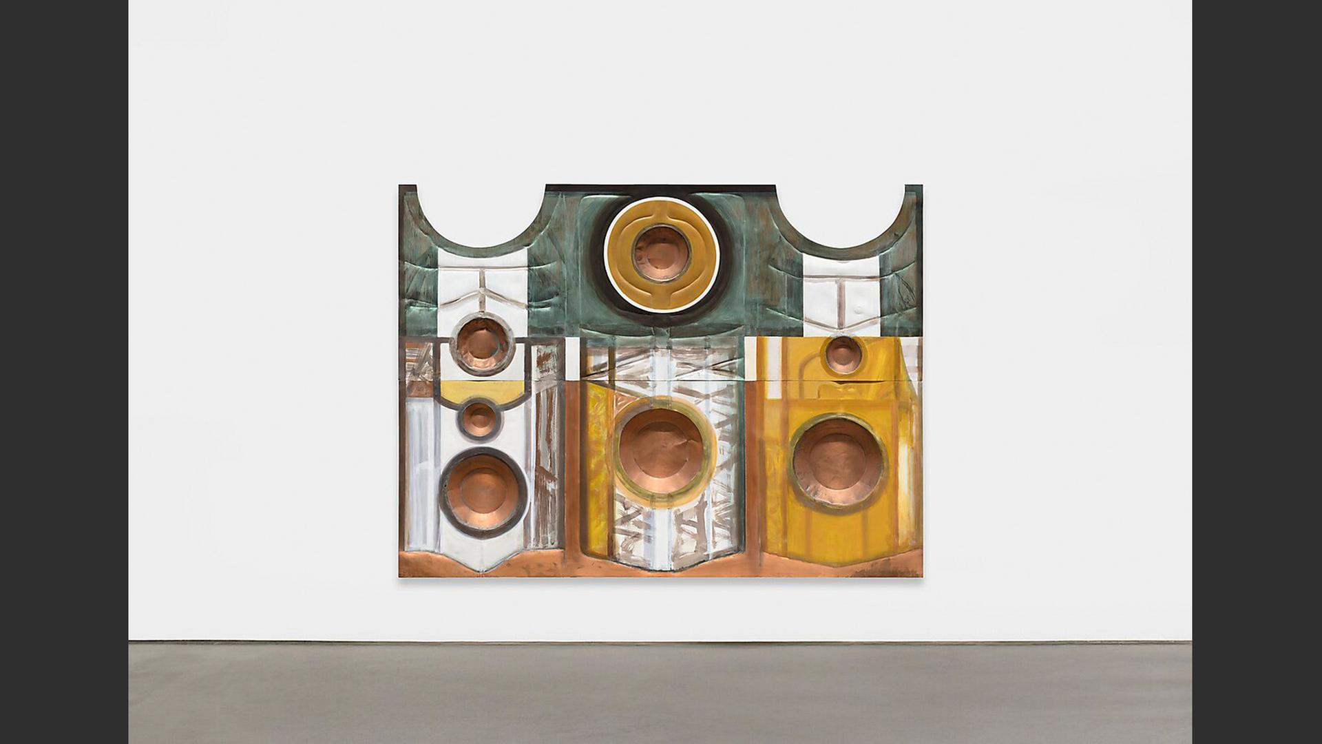 Industrielle Wandinstallation mit symmetrischen Vertiefungen und Metallreflexen. | Collection Lenghi / Rossi © 2026 David Novros / VG Bild-Kunst, Bonn 2026. Courtesy Paula Cooper Gallery, New York, Foto: Steven Probert Studio