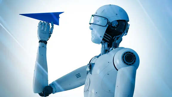 Roboter hält einen Papierflieger in der Hand