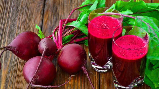 DAS! schmeckt: Rote-Bete-Pasta mit Walnuss-Crunch