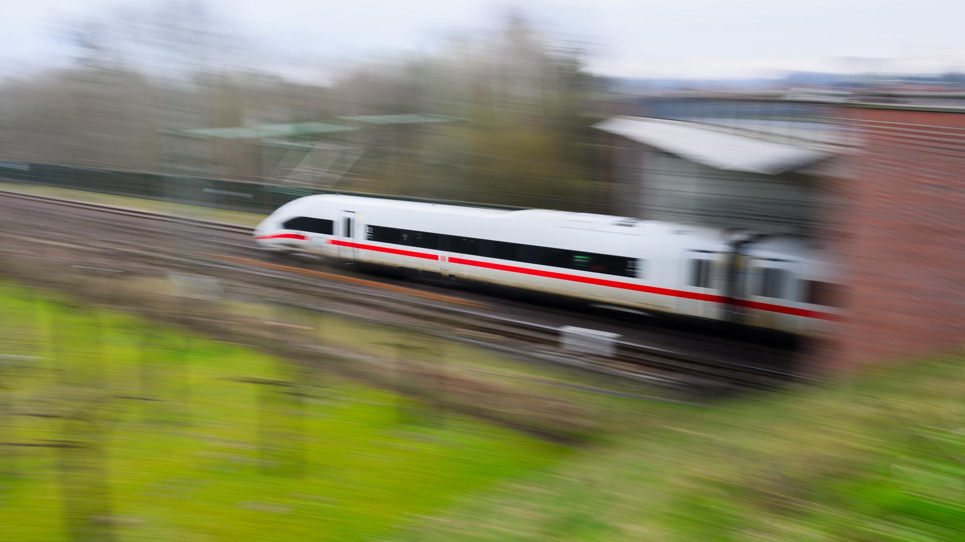Ein ICE fährt auf der Bahntrasse zwischen Hannover und Hamburg  | picture alliance/dpa | Julian Stratenschulte