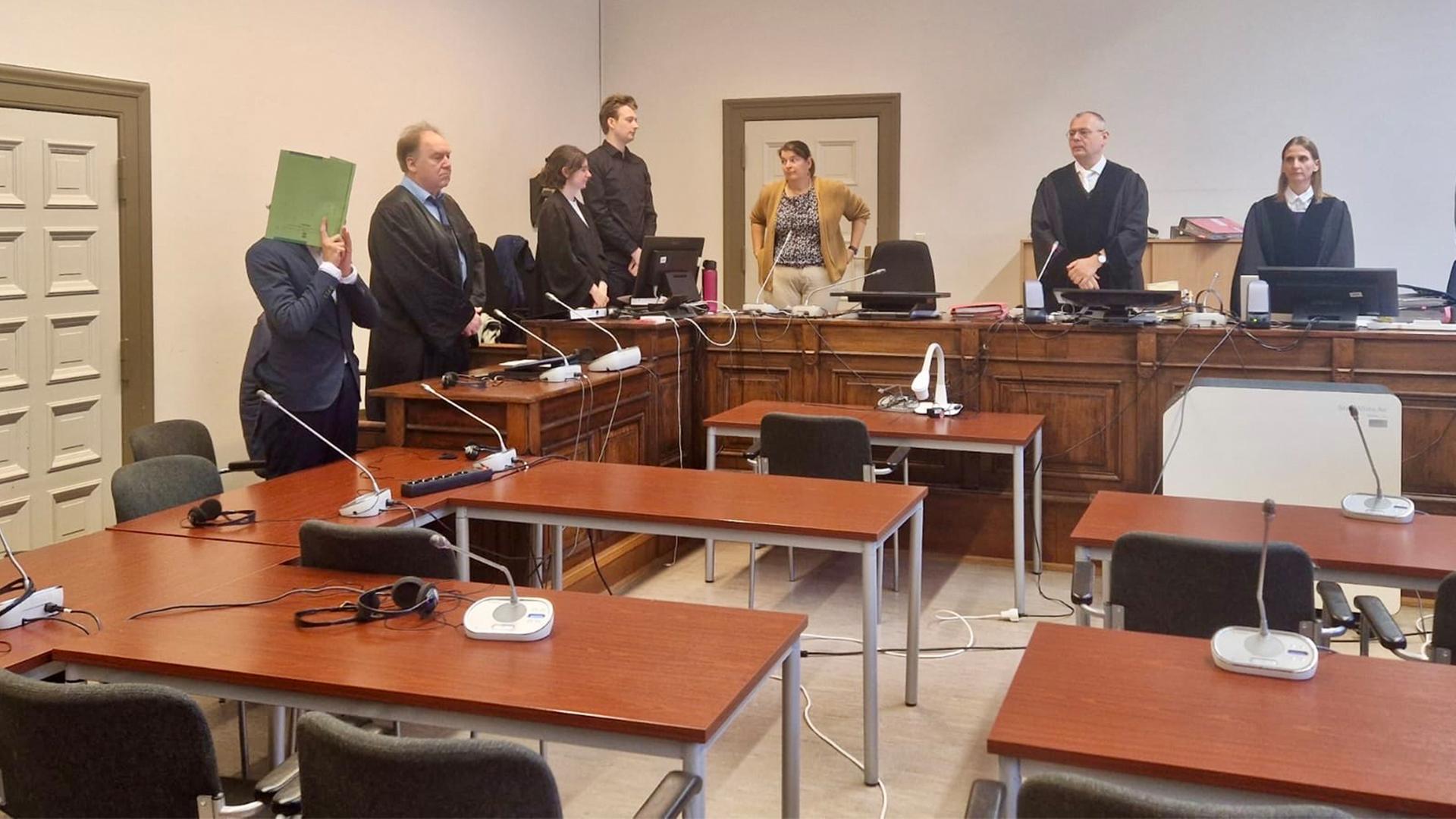 Frauen im Treppenhaus vergewaltigt – 19-Jähriger vor Gericht