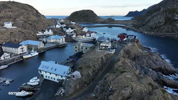 Blick von oben auf einen Küstenort in Nordnorwegen.