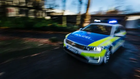 Die Bundespolizei hat in Elmshorn einen verurteilten Räuber festgenommen. (Symbolbild) | NDR, Julius Matuschik Ein mit Bewegungsunschärfe abgelichtetes Polizeiauto fährt mit Blaulicht eine Straße entlang.