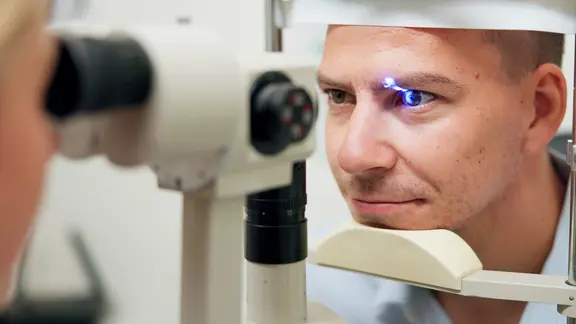 Augenuntersuchung eines Mannes durch eine Augenärztin (Bild: colourbox.de/Peopleimages.com)