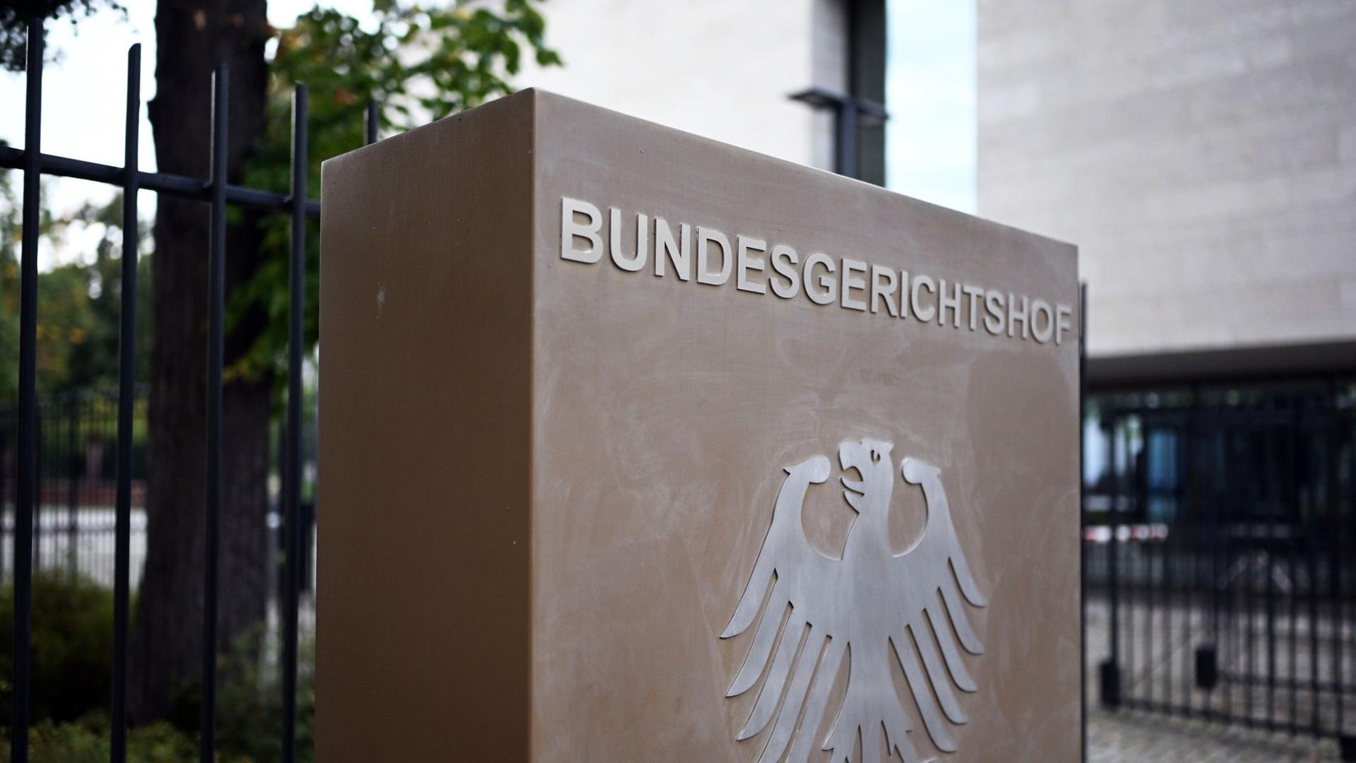 Ein Hinweisschild mit Bundesadler und der Aufschrift Bundesgerichtshof, aufgenommen vor dem Bundesgerichtshof (BGH). | picture alliance/dpa, Uli Deck