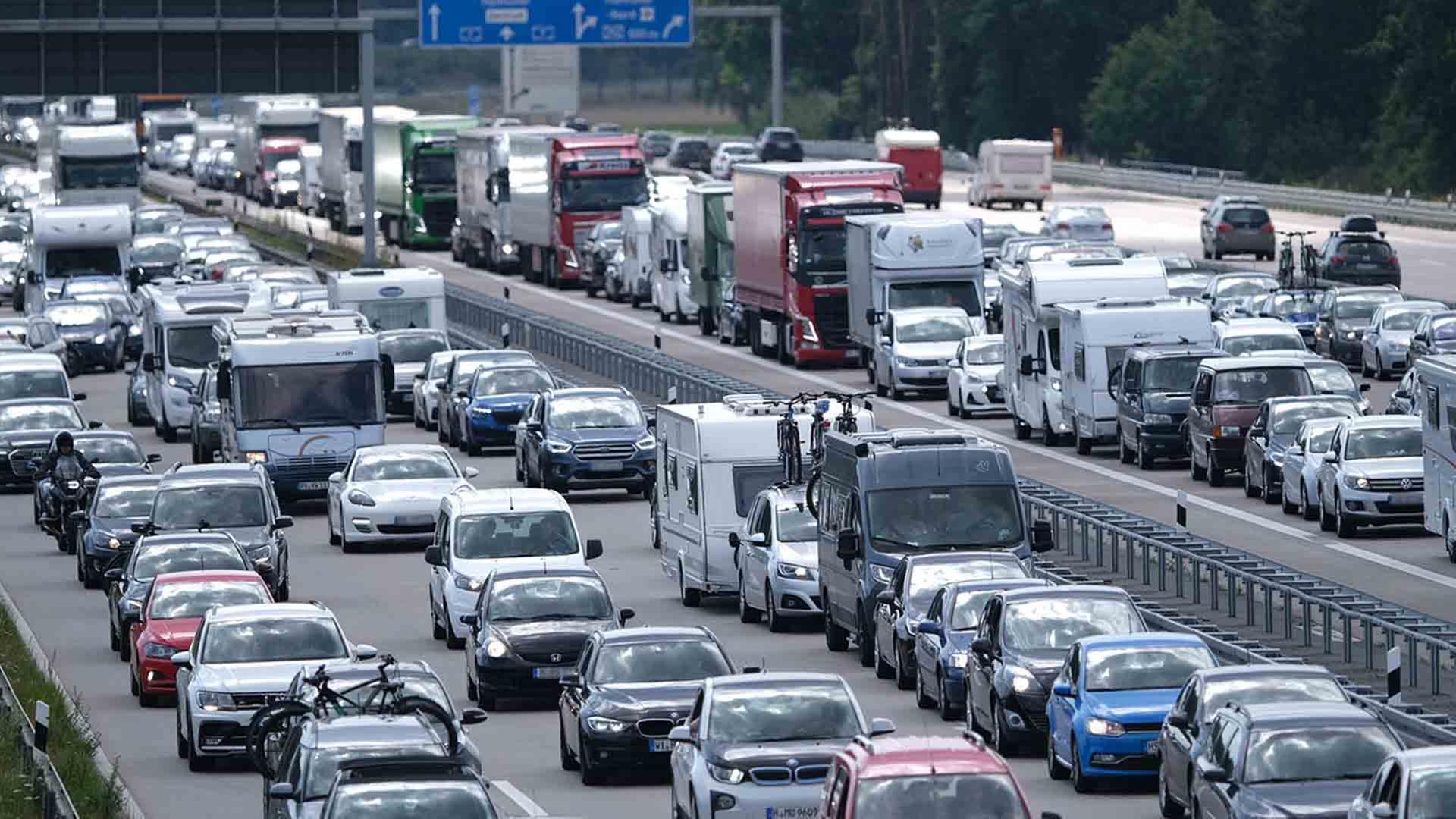 Autos und Lkw stehen auf der A7 im Stau. | picture alliance/dpa , Peter Steffen