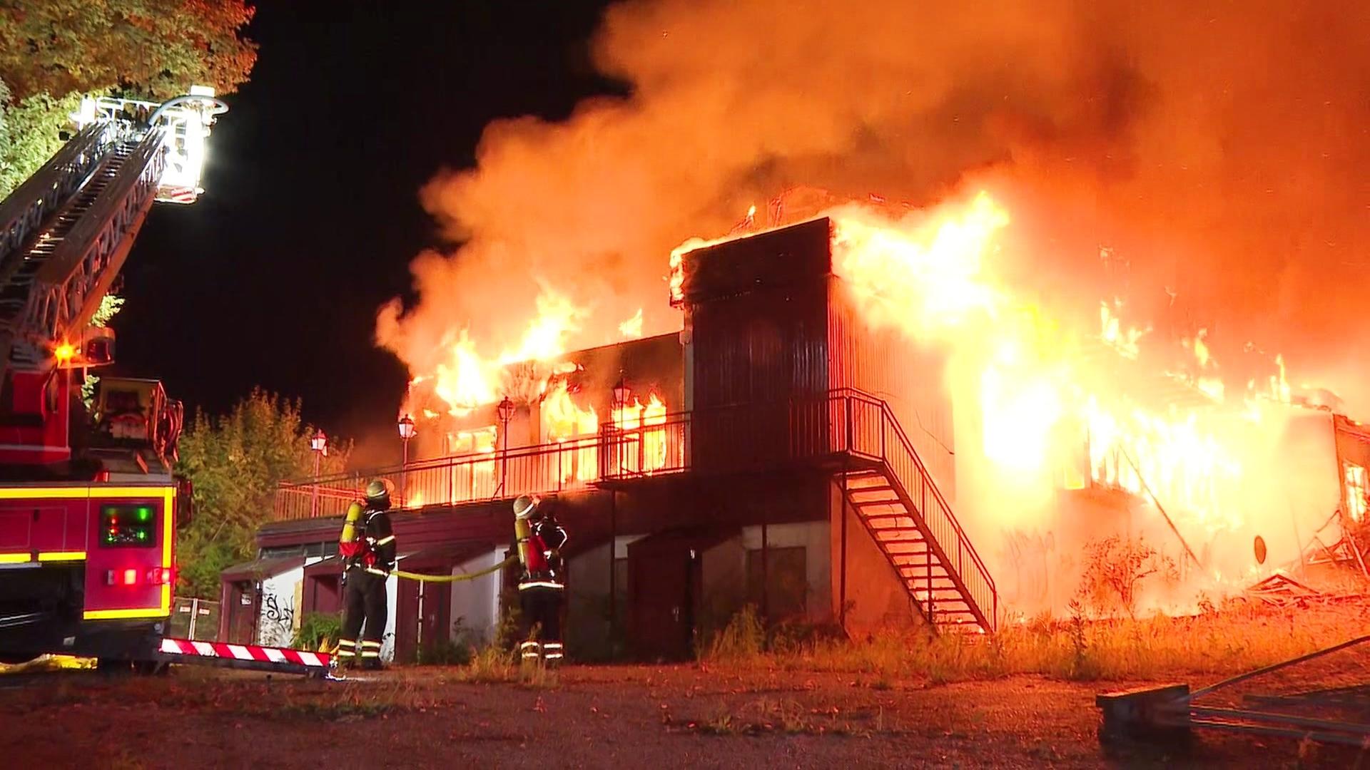 Großbrand in Hausbruch: ehemaliges Hotel brennt ab