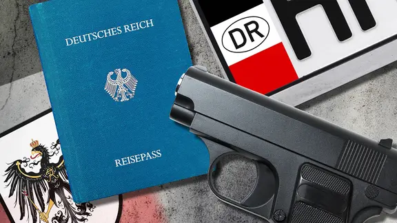 Ein Reichsbürger-Pass liegt neben einer Waffe und einem Nummernschild.