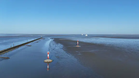 Richtfeuerlinien an der Hafenzufahrt in Norddeich. | NPorts Richtfeuerlinien an der Hafenzufahrt in Norddeich.