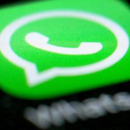 Das Logo der Messenger-App WhatsApp ist auf dem Display eines Smartphones in Düsseldorf zu sehen. Um die Verbraucher besser vor dem unbemerkten Datenklau durch Smartphone-Apps zu warnen, will Nordrhein-Westfalen laut einem Medienbericht eine Gesetzesänderung anstoßen. Wie die «Rheinische Post» berichtet, sollen Anwendungsprogramme wie die Jogger-App «Runtastic» oder das SMS-Programm «Whatsapp» künftig mit prominent platzierten Datenschutz-Warnhinweisen versehen werden - ähnlich den Gesundheits-Warnhinweisen auf Zigarettenpackungen.