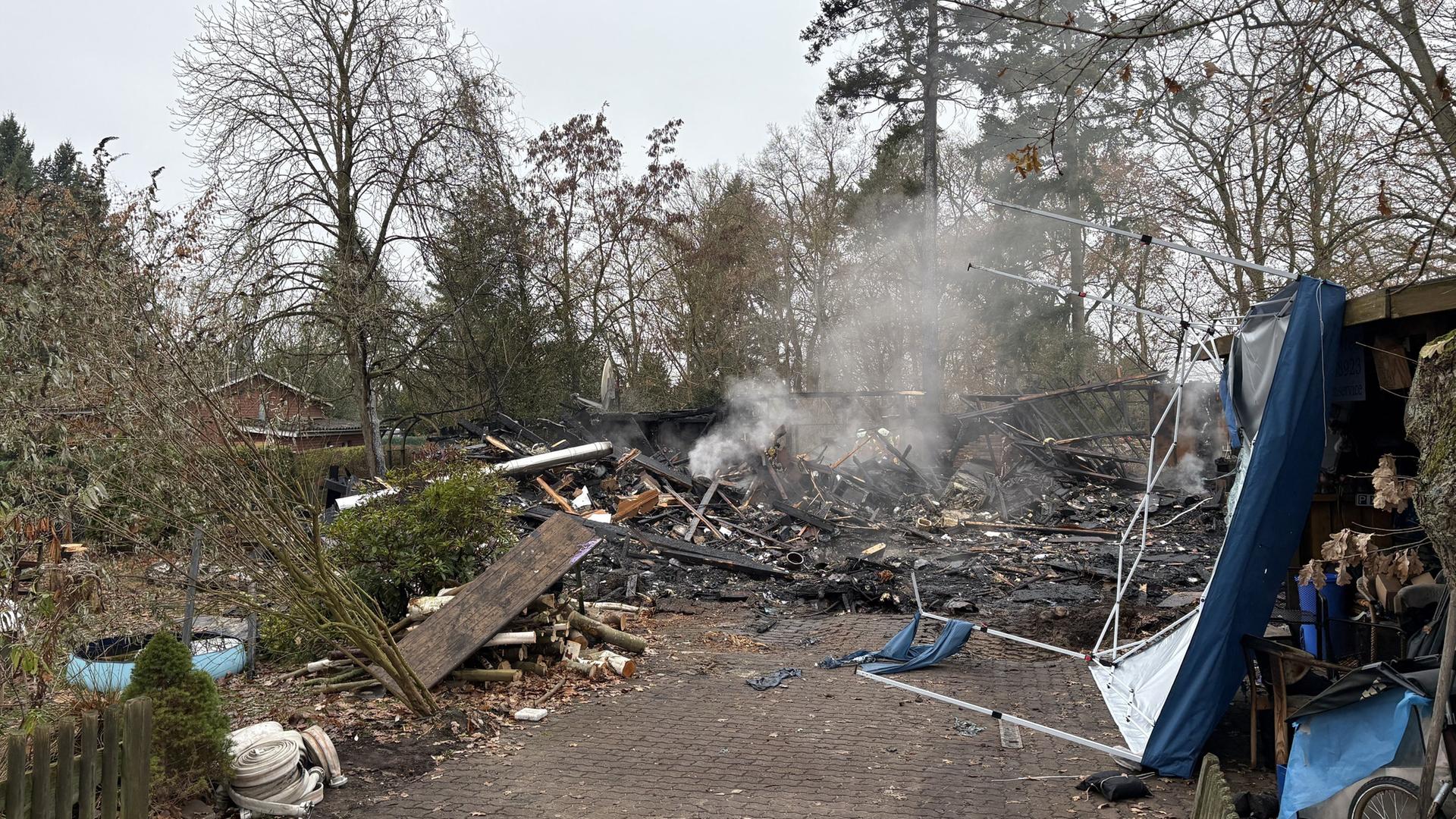 Die verkokelten Reste eines Hauses qualmen nach einem Brand noch. | NDR/Henrik Zinn