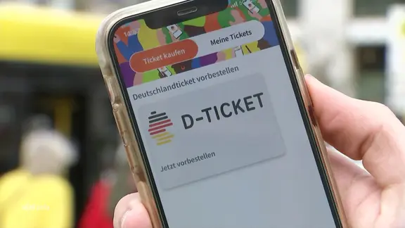 Ein Smartphone mit dem Deutschlandticket.