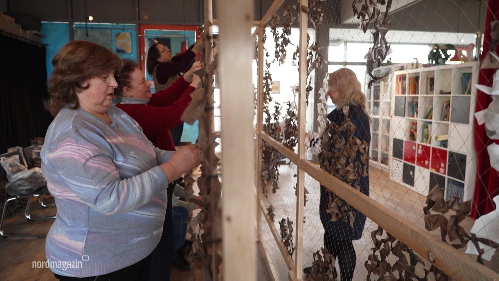 Ukrainische Frauen in Rostock fertigen Tarnnetze für die Front