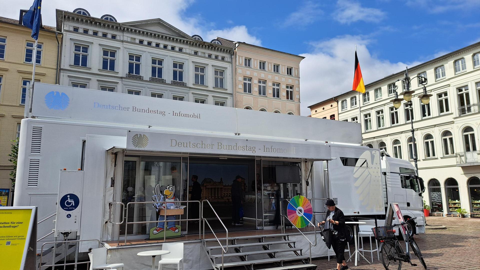 Tour des Bundestags: Infomobil macht Halt in Schwerin
