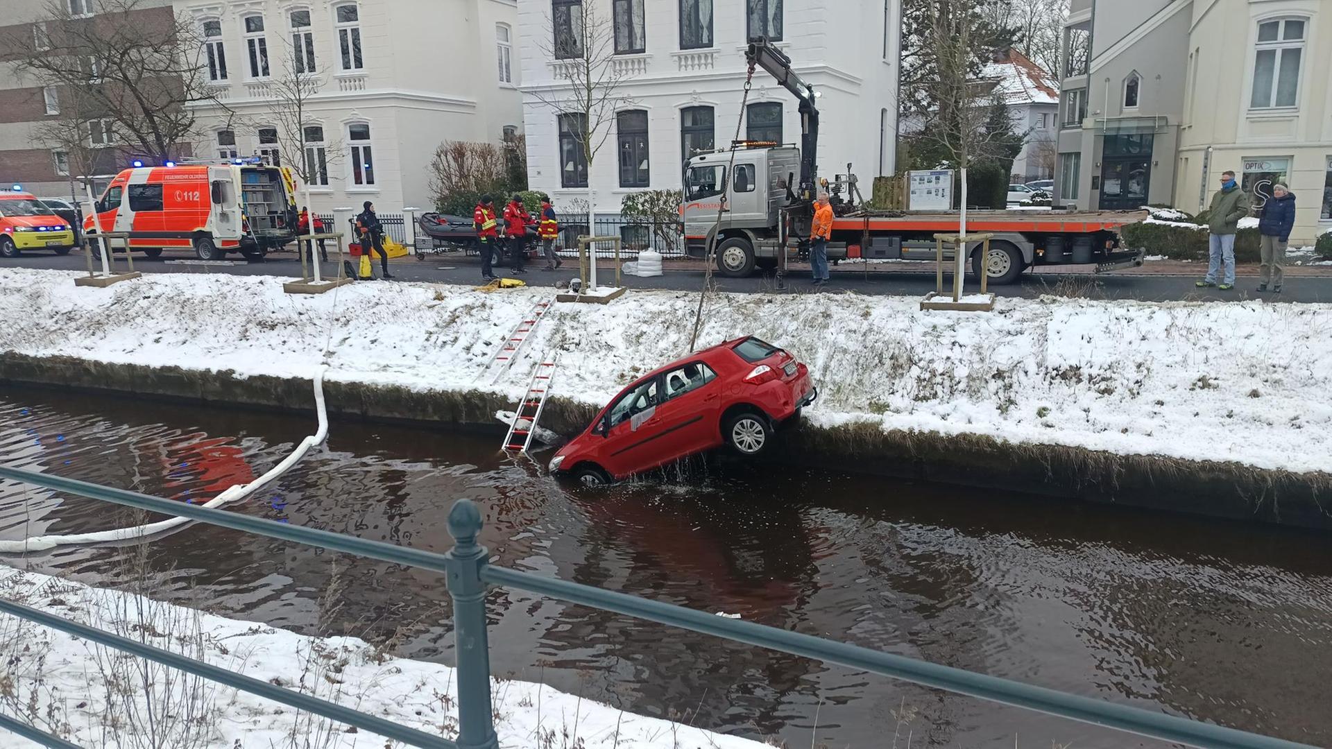 Ein Auto wurde durch einen Unfall in ein Gewässer geschleudert.  | Nord-West-Media TV