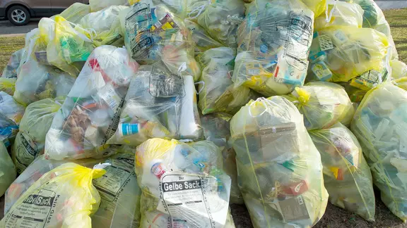 Ein Haufen gefüllter gelber Säcke