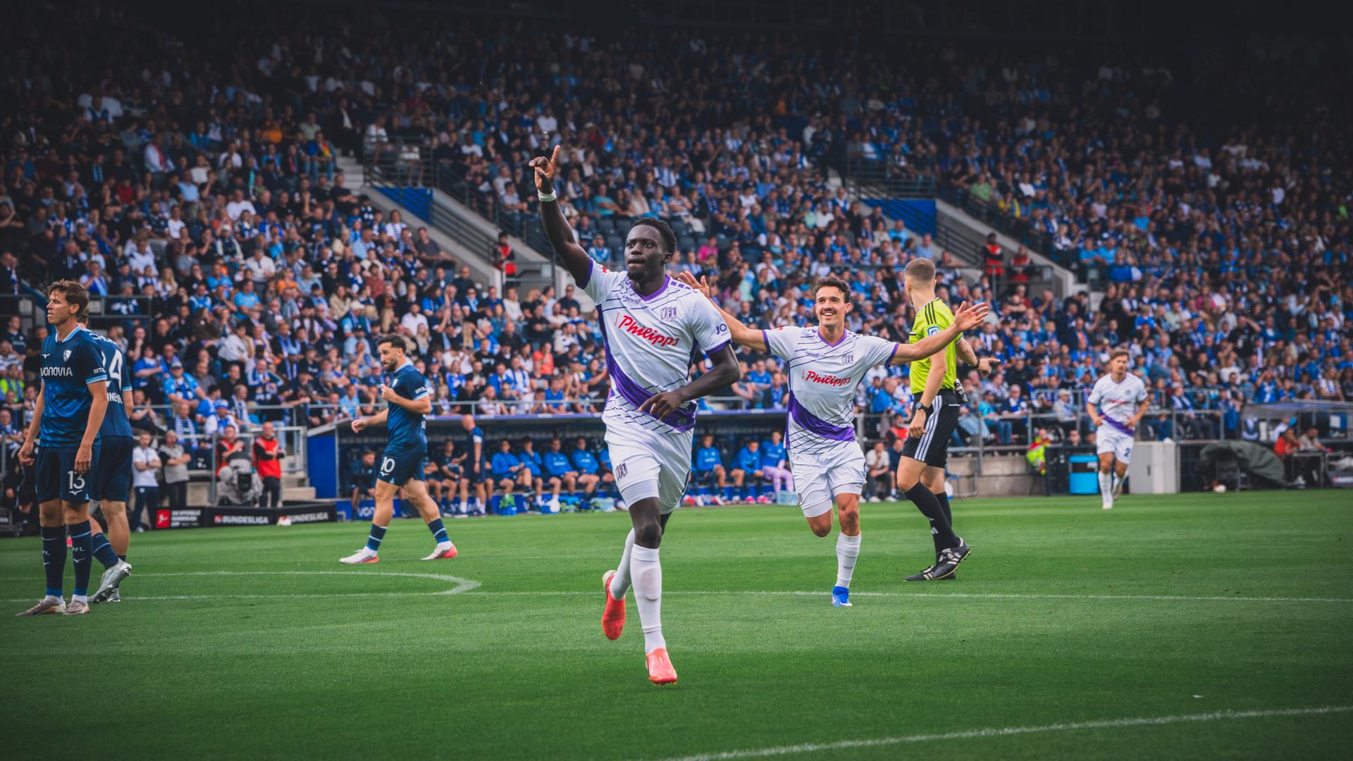 Ismail Badjie vom VfL Osnabrück jubelt im weißen Trikot. | Jonas Jürgens/VfL Osnabrück