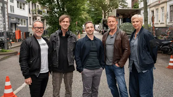 Gruppenbild am Set des neuen NDR "Tatort" mit Denis Moschitto und Wotan Wilke Möhring