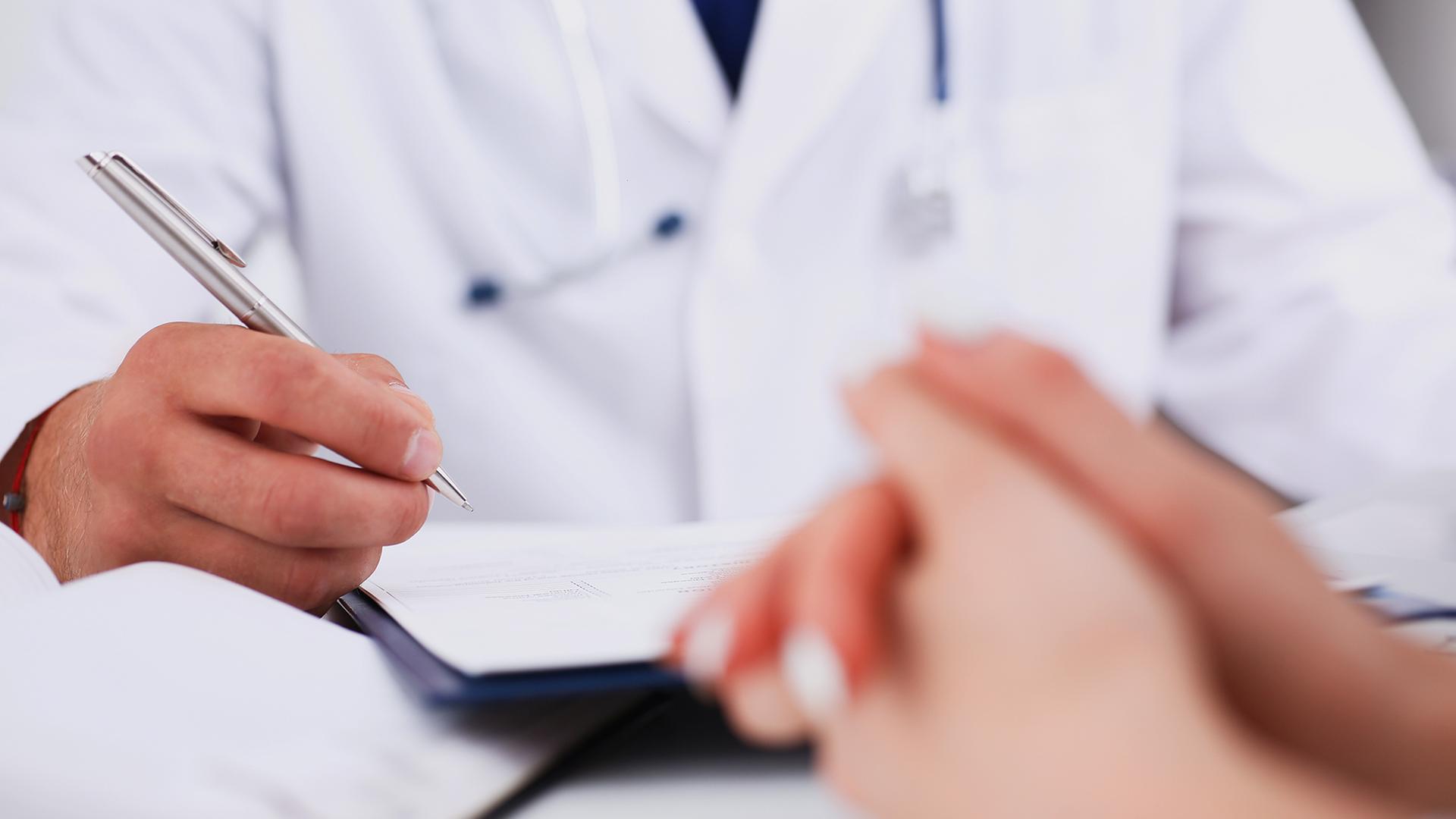 Ein Arzt berät einen Patienten | colourbox