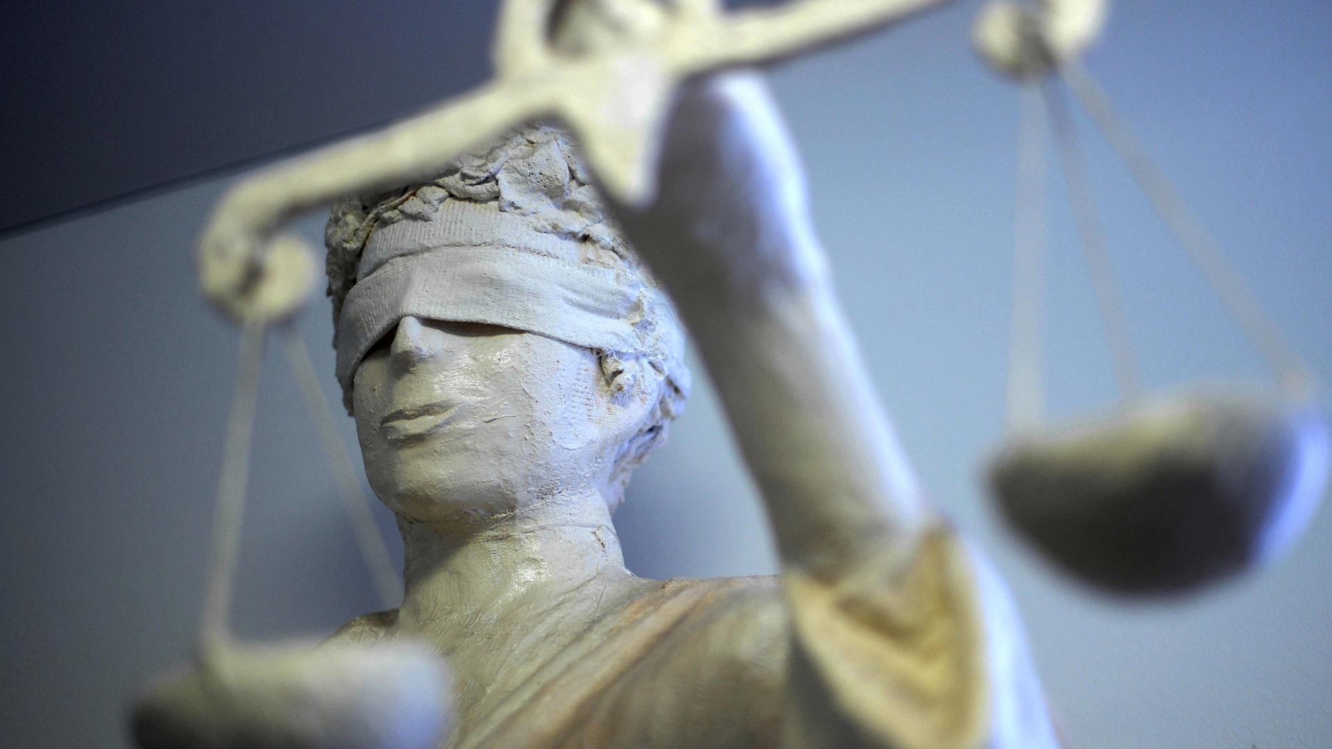 Die Statue Justitia ist im Amtsgericht Hannover zu sehen. | picture alliance/dpa, Peter Steffen