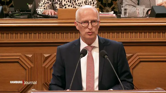Hamburgs Erster Bürgermeister Peter Tschentscher (SPD) am Rednerpult im Rathaus.