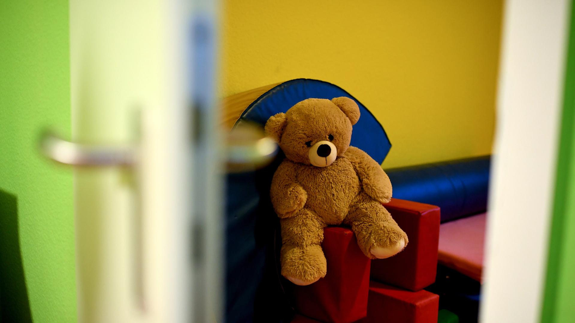 Ein Stoffteddy sitzt im Kinderbereich eines Frauenhauses. (Themenbild) | picture alliance/dpa, Britta Pedersen