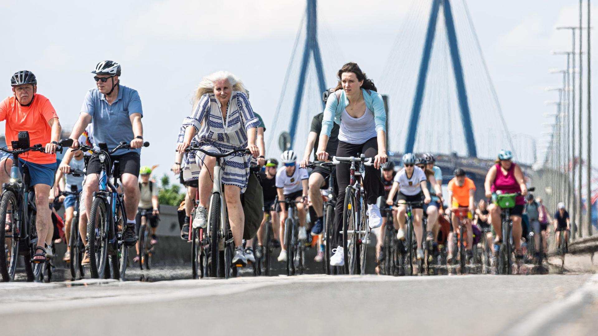6.500 Radfahrer bei Demo-Sternfahrt in Hamburg