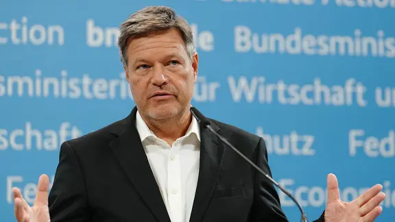 Bundeswirtschaftsminister Robert Habeck (Grüne) steht nach dem "Autogipfel" am Rednerpult und gibt eine Pressekonferenz.
