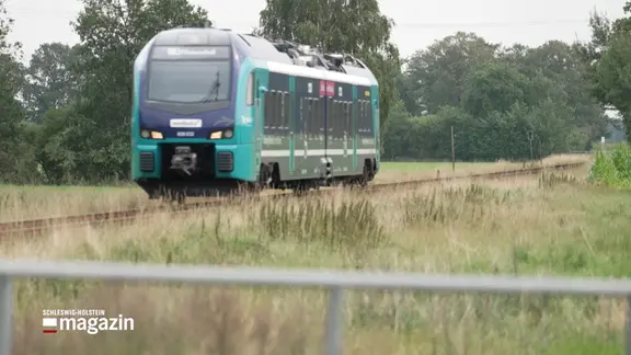 Ein Zug der Nordbahn fährt auf die Kamera zu