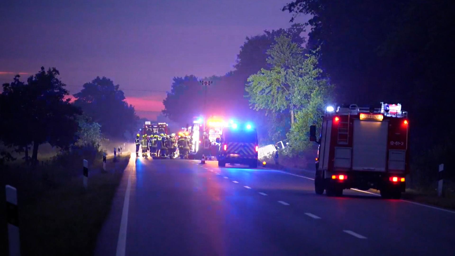 Unfall in Ganderkesee: Ein mit Medikamenten beladener Transporter landet in einem Graben. | Nord-West-Media TV