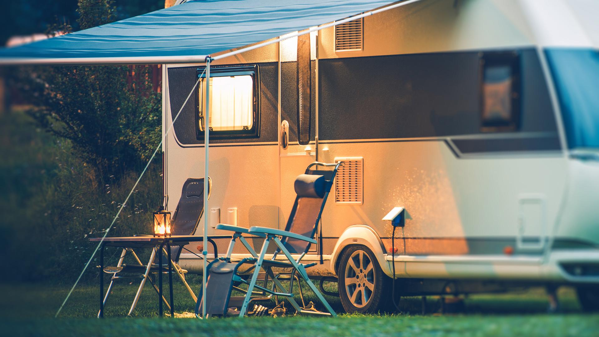 Zeugen gesucht: Wohnanhänger in Rostock abgebrannt