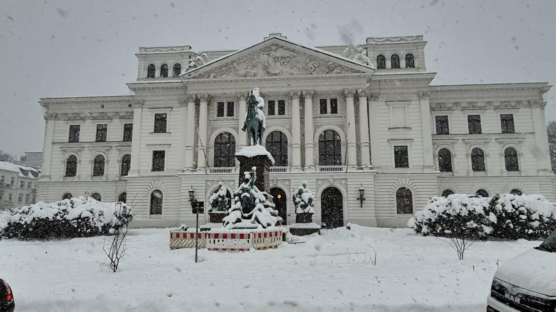 Liveticker: Schnee und Glätte in Hamburg – Flugstreichungen am Airport