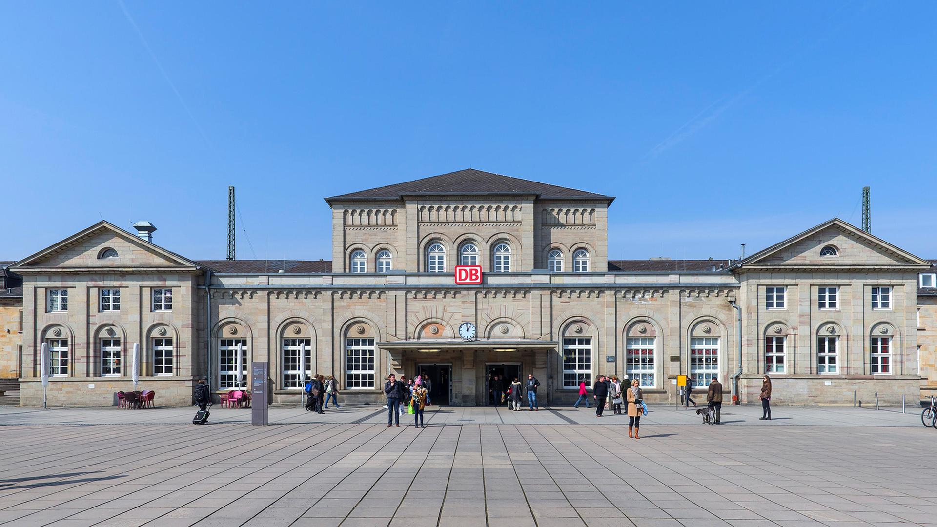 Hauptbahnhof-Gebäude in Göttingen vor blauem Himmel. | picture alliance / imageBROKER | Helmut Meyer zur Capellen, Helmut Meyer zur Capellen