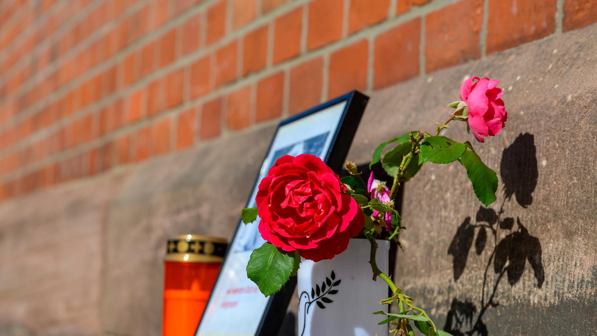 Kerzen und Blumen zum Gedenken an die getötete 16-jährige Liana K. | picture alliance/dpa | Swen Pförtner