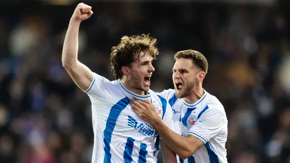 Rostocks Benno Dietze (l.) feiert Sigurd Haugens 1:0 in Osnabrück.