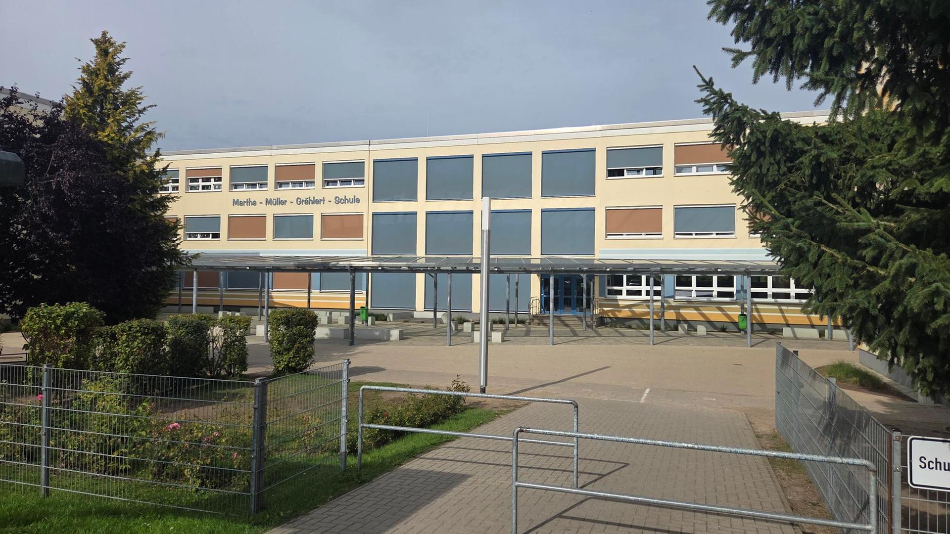Ein gelbes Schulgebäude mit der Aufschrift 