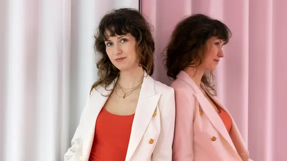 Katja Lewina lehnt an einer Speigelwand
