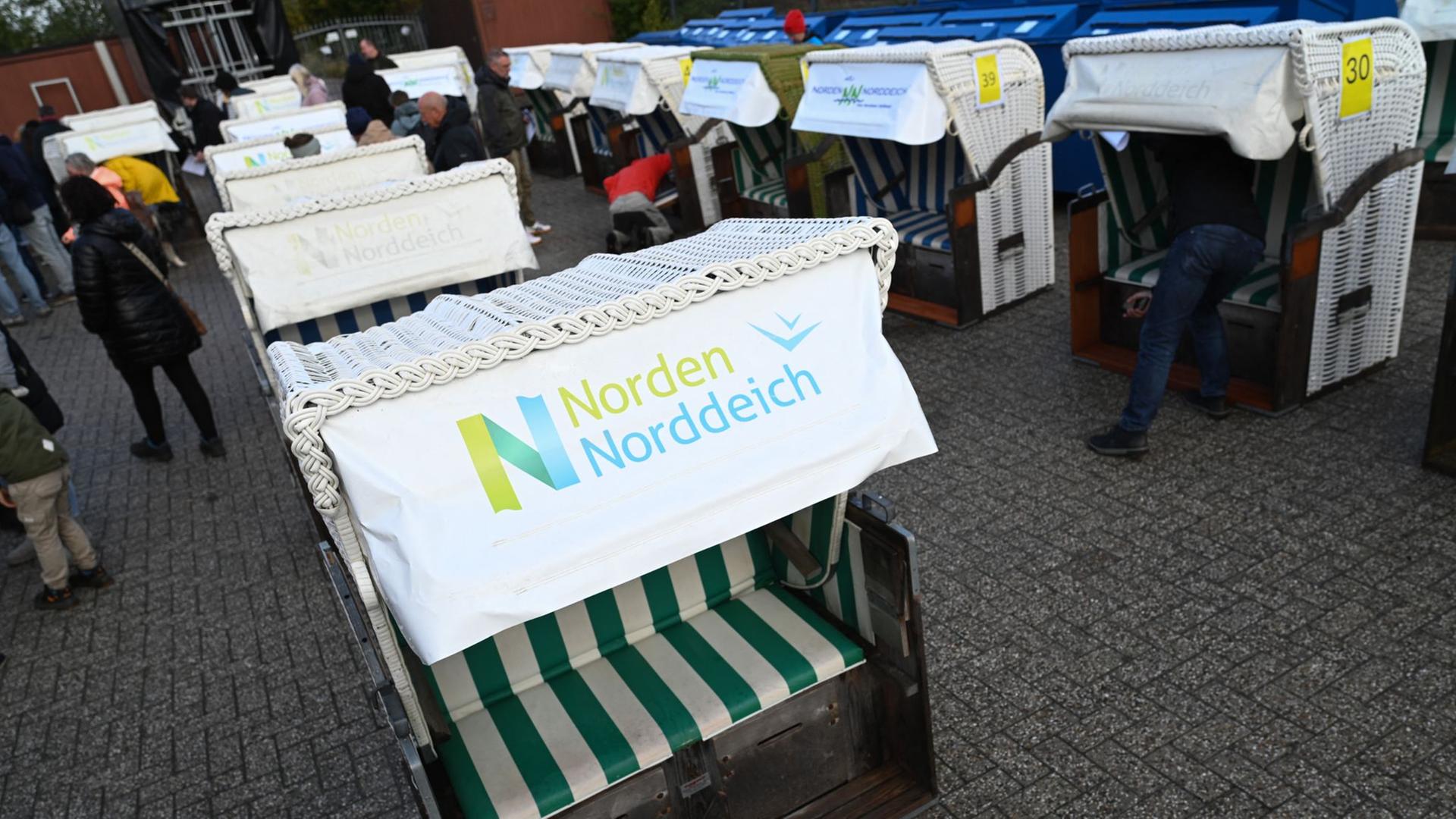 Norden: Bieter begutachten die Strandkörbe vor der Auktion. | dpa-Bildfunk, Lars Penning