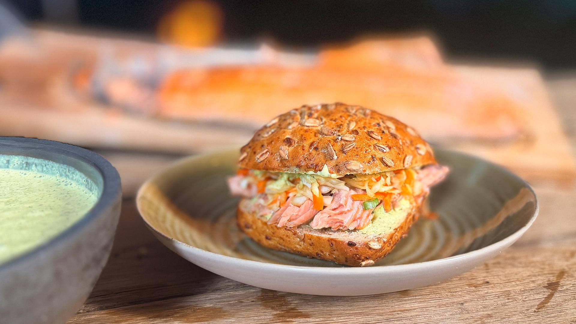 Flamm-Lachsforelle im Brötchen auf einem Teller angerichtet | Lisa Knittel