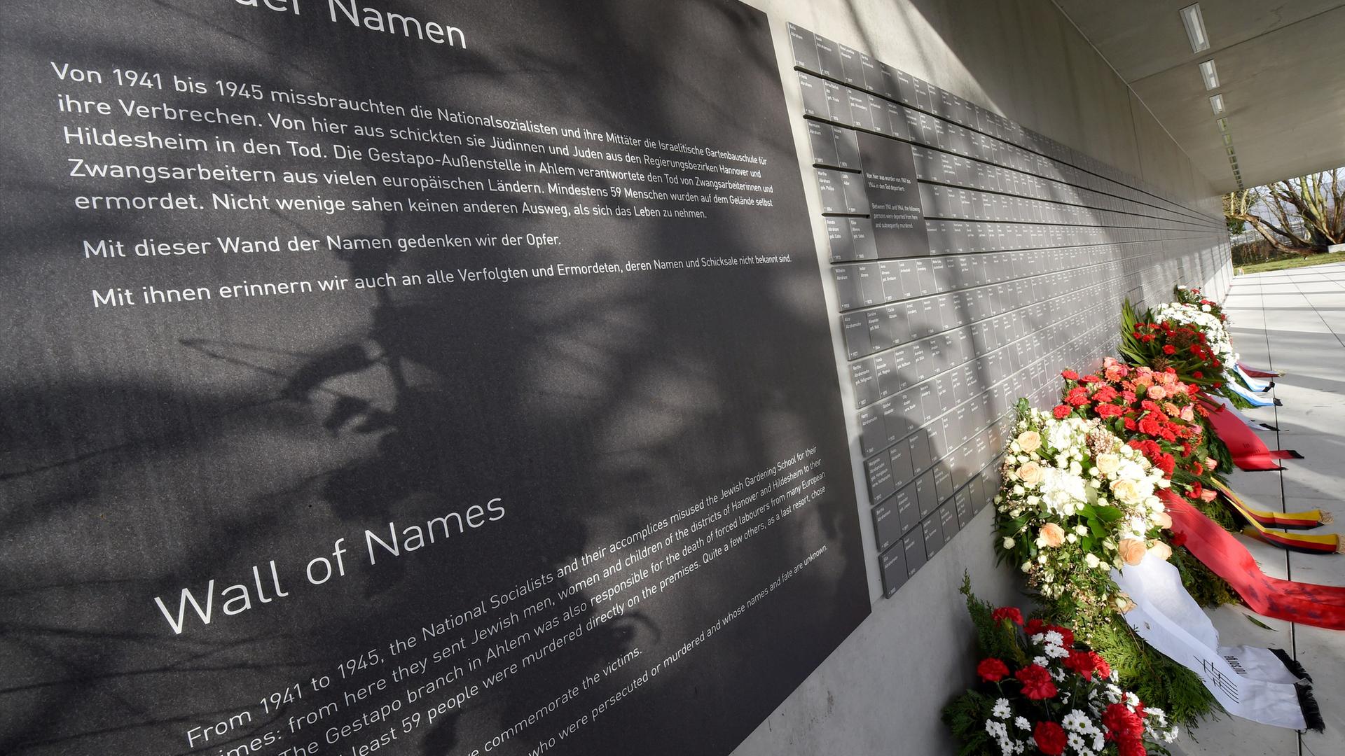 Zu sehen ist in der Gedenkstätte Ahlem eine Wand mit der Aufschrift 