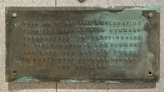 Eine Bronzetafel, die an die Unterzeichnung der Teilkapitulation auf dem Timoleberg bei Lüneburg erinnert.
