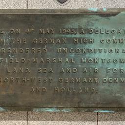 Eine Bronzetafel, die an die Unterzeichnung der Teilkapitulation auf dem Timoleberg bei Lüneburg erinnert.