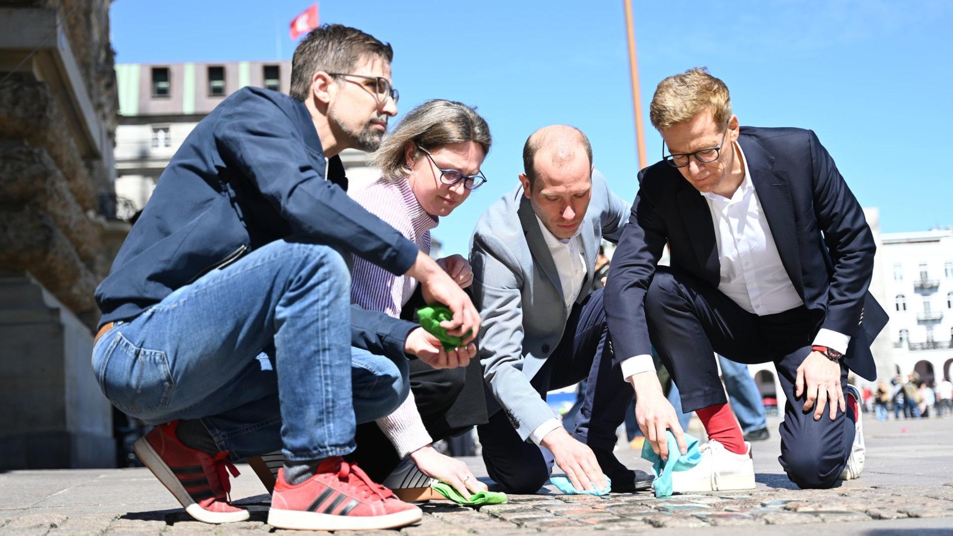 Gedenken: Bürgerschaftsabgeordnete reinigen Stolpersteine