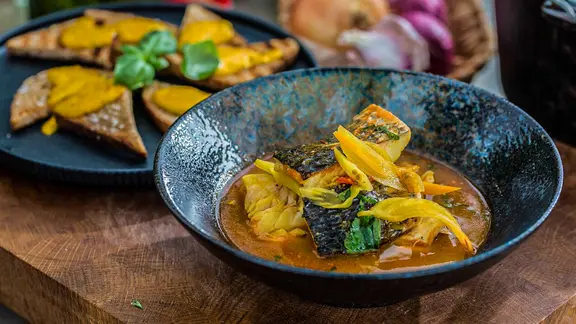 Norddeutsche Bouillabaisse mit einer Knoblauchsoße auf Dinkeltoast serviert
