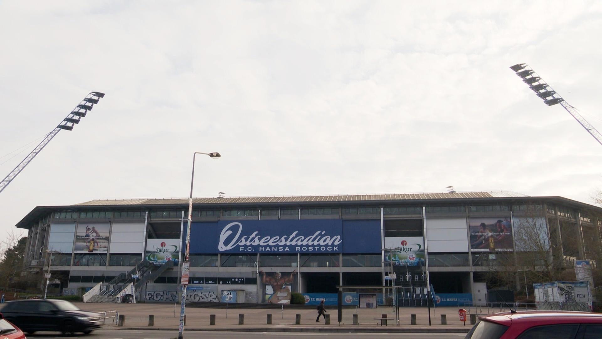 Im Ostseestadion beginnt der Aufbau der neuen Flutlichtmasten