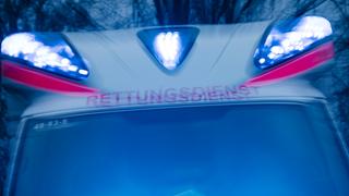 Krankenwagen im Einsatz (Symbol).