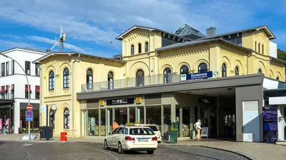 Ein Taxi am Bahnhof Blankenese.