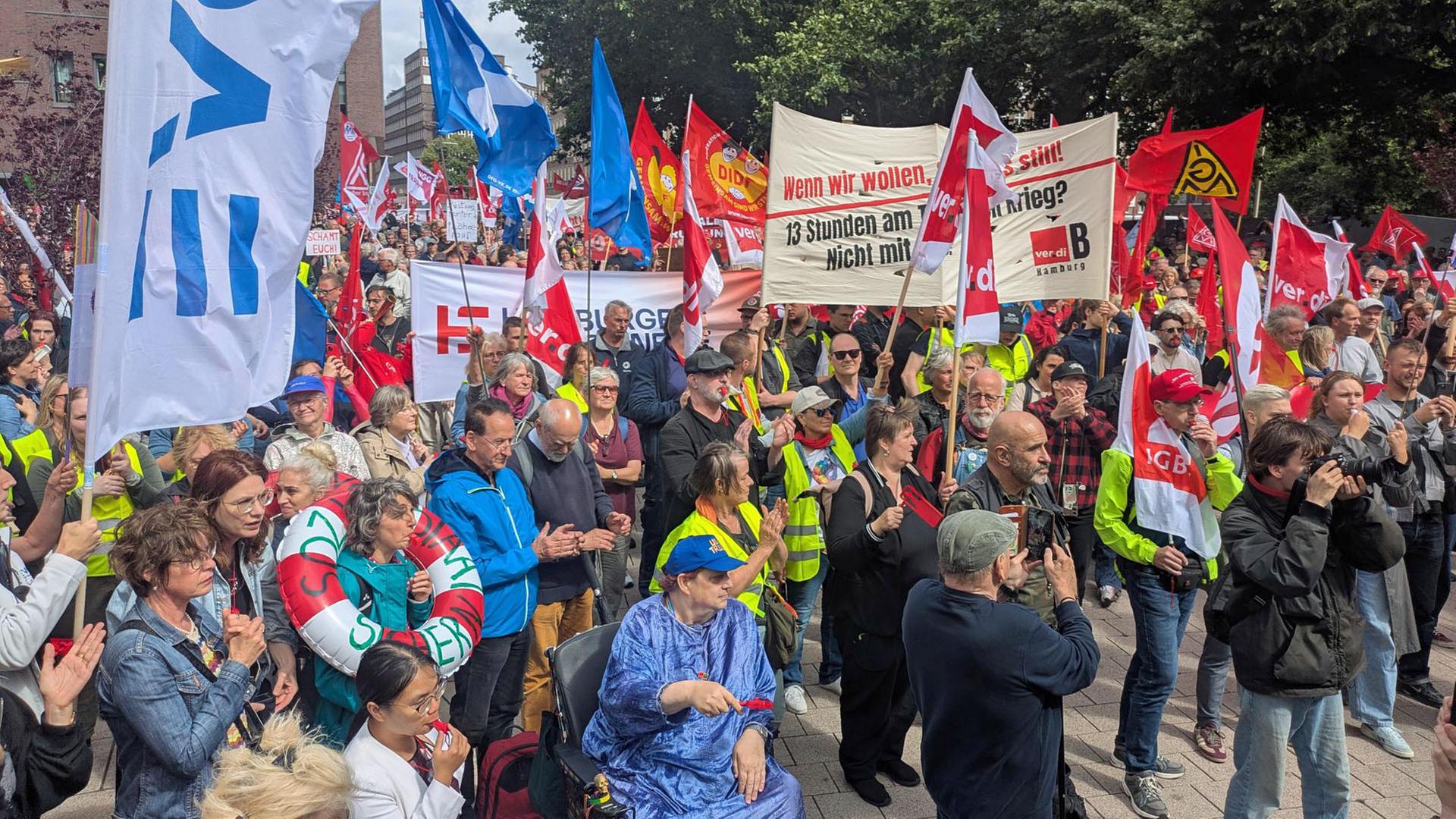 Tausende demonstrieren in Hamburg gegen Sozialabbau