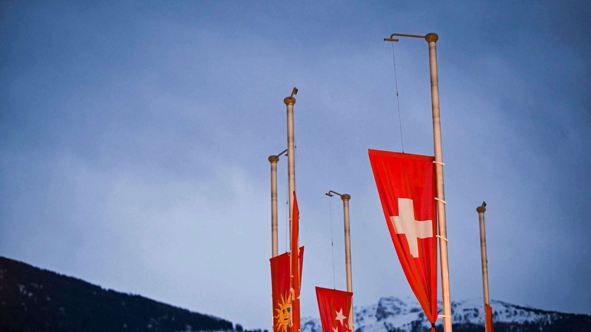 Flagge der Schweiz in Crans-Montana auf Halbmast: Nach Brand in Bar nimmt die MHH Hannover ein Opfer auf. | dpa, Jean-Christophe Bott/KEYSTONE