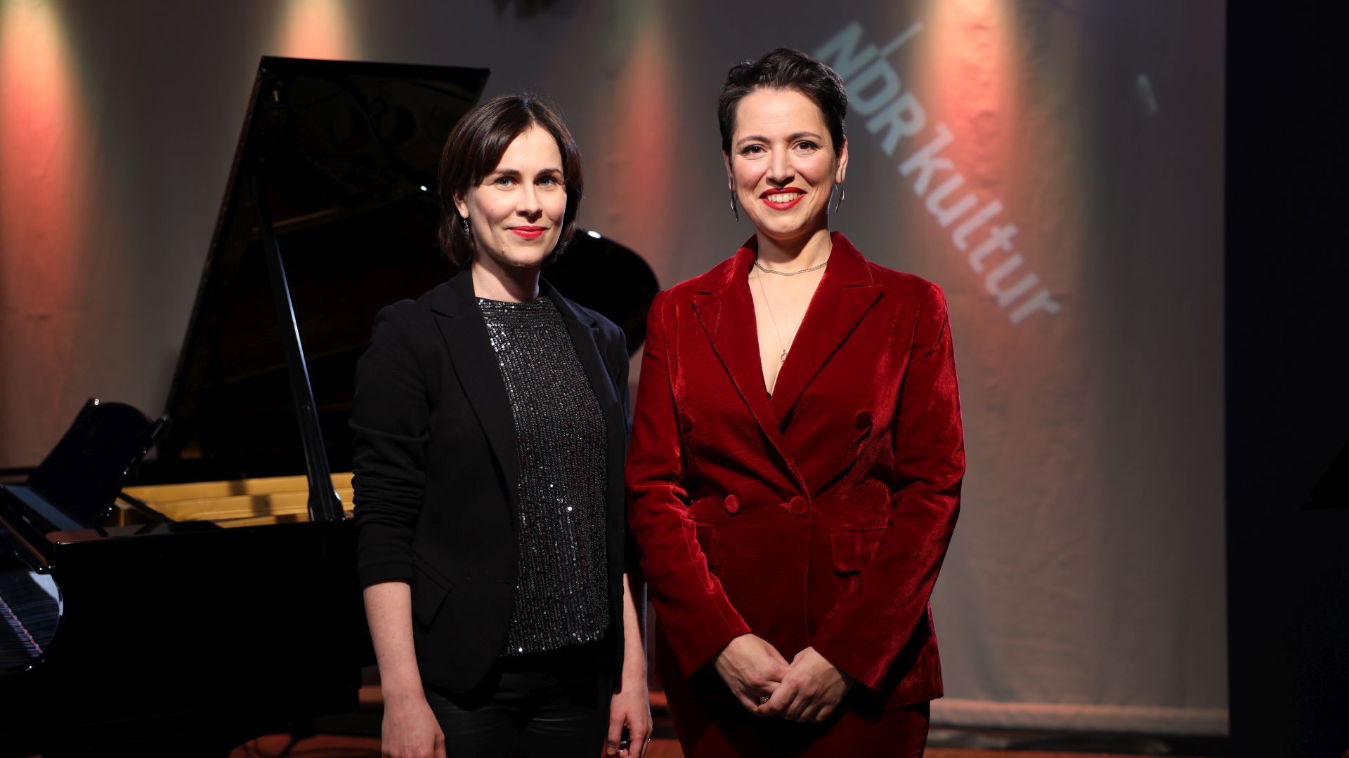 Yalangoch rus onalari paypoqli fotosuratlar Xotinim va men tomosha qilish uchun porno suratga oldik.